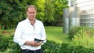 Thilo Tautz moderiert draußen im Freien. © Screenshot 