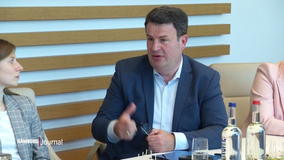 Hubertus Heil sitzt an einem Konferenztisch. © Screenshot 