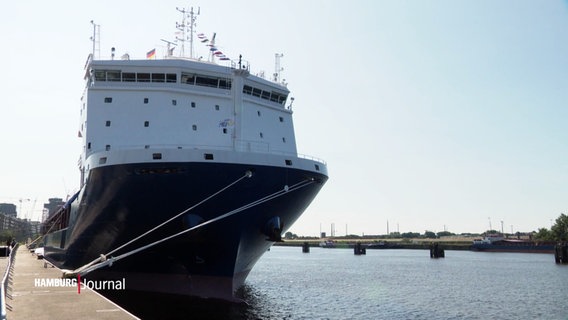 Ein Schiff liegt an einem Hafen. © Screenshot 