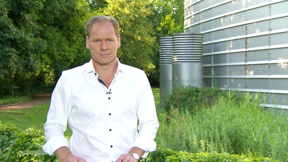 Thilo Tautz moderiert draußen im Freien. © Screenshot 