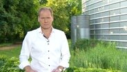 Thilo Tautz moderiert draußen im Freien. © Screenshot 