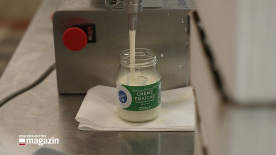 Creme Fraiche wird in ein Glas abgefüllt. © Screenshot 