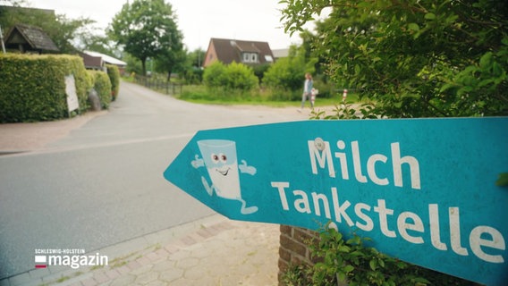 Ein Schild weist auf die Milchtankstelle hin. © Screenshot 