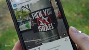 Ein Handy-Foto zeigt einen antisemitischen Aufkleber. © Screenshot 