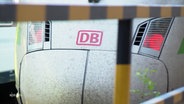 Ein Fernzug der Deutschen Bahn fährt in den Bahnhof Altona ein. © Screenshot 