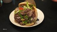 Ein frisch zubereiteter Döner auf einem Teller. © Screenshot 