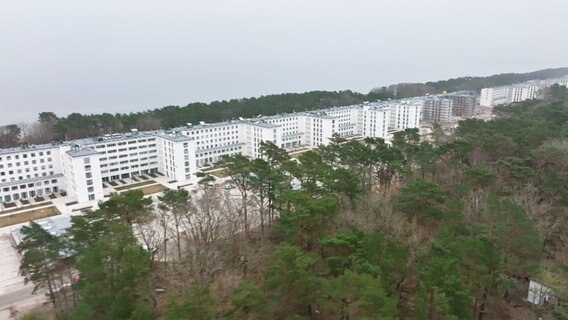 .Zwischen Wald und der Ostsee liegt der Kollos von Rügen: das ehemalige KdF-Bad Prora © Screenshot 