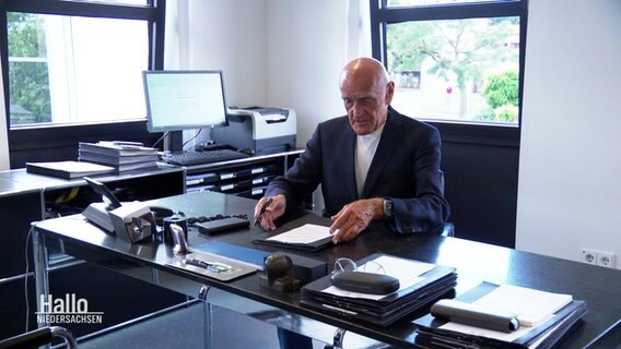Martin Kind in seinem Büro. © Screenshot 