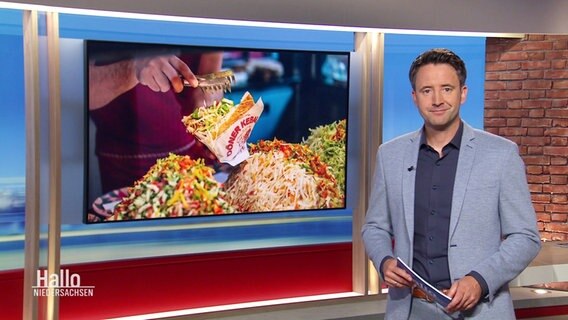 Moderator Jan Starkebaum im Studio. © Screenshot 