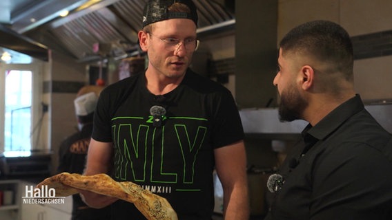 Döner-Tester Holle im Gespräch mit dem Besitzer des "Mangal" in Oldenburg. © Screenshot 