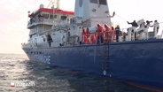 Menschen auf einem Schiff der Küstenwache. © Screenshot 
