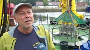 Klaus Jürgensen vom Leibnitz-Institut für Ostseeforschung spricht in die Kamera. © Screenshot 