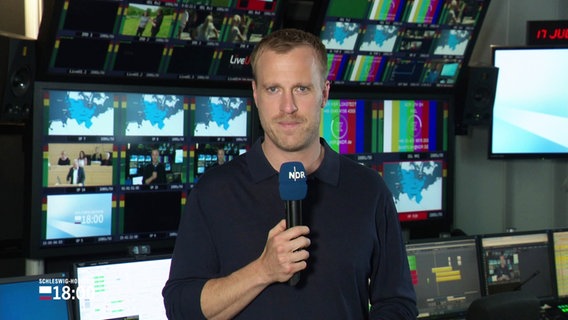 Moderator Henrik Hanses im bestreikten Studio. © Screenshot 
