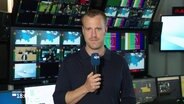 Moderator Henrik Hanses im bestreikten Studio. © Screenshot 