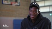 Basketballer Dennis Schröder ist einer der Favoriten auf die Rolle als Fahnenträger bei den olympischen Spielen in Paris. © Screenshot 