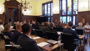 Die neu gewählte Bezirksversammlung tagt im Harburger Rathaus. © Screenshot 