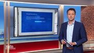 Moderator Jan Starkebaum steht im Studio. © Screenshot 