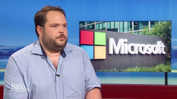 Ein IT-Experte steht im Studio. © Screenshot 