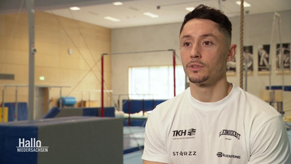 Turner Andreas Toba sitzt in einer Trainingshalle. © Screenshot 