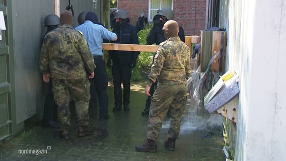 Soldaten sind bei einer Übung zu sehen. © Screenshot 