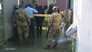 Soldaten sind bei einer Übung zu sehen. © Screenshot 