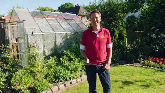 Peter Rasch steht im Garten. © Screenshot 