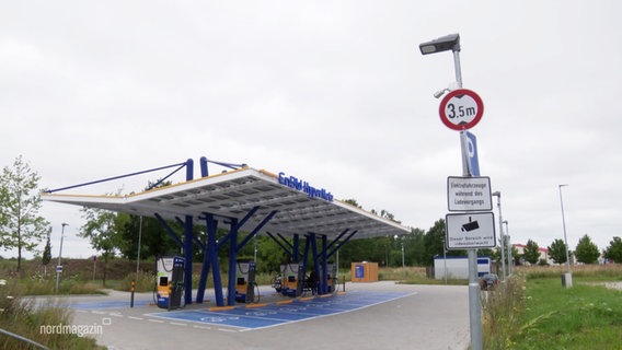 Eine leere E-Tankstelle © Screenshot 