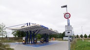 Eine leere E-Tankstelle © Screenshot 