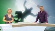 Marie-Luise Bram und Gerrit Derkowski moderieren das Schleswig-Holstein Magazin am 21.07.2024. © Screenshot 