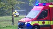 Ein Notarztwagen und ein Rettungshubschrauber. © Screenshot 