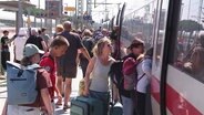 Auf dem Bahnhof in Züssow versuchen zahlreiche Fahrgäste am 21. © Screenshot NDR Foto: Screenshot NDR
