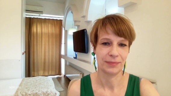 Kulturjournalistin Jenny Zylka beschreit den "Swift Effekt" auf deutsche Fans und den amerikanischen Präsidentschaftswahlkampf. © Screenshot 