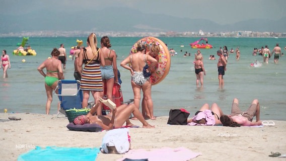 Urlauber am Strand. © Screenshot 