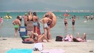 Urlauber am Strand. © Screenshot 