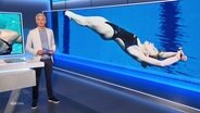 Moderator Thorsten Schröder in Studio von NDR Info. © Screenshot 