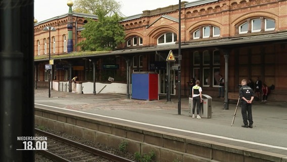 Polizeibeamte rekonstuieren am Bahnhof Uelzen einen Treppensturz. © Screenshot 
