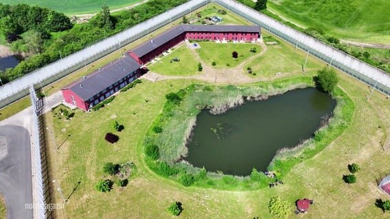 Ein Angelteich in der JVA Bützow © Screenshot 