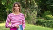 Frauke Rauner moderiert das Nordmagazin - Land und Leute, heute in einem Garten. © Screenshot 