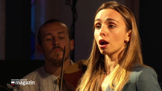 Mezzosopranistin Lea Desandre bei ihrem Auftritt in Plön im Rahmen des Schleswig-Holstein Musik-Festivals © Screenshot 