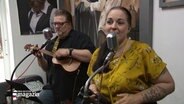 Zwei Musikerinnen haben einen spontanen Auftritt in einem Kieler Friseursalon. © Screenshot 