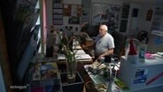 Bernd Burckhardt in seinem Büro am Computer. © Screenshot 