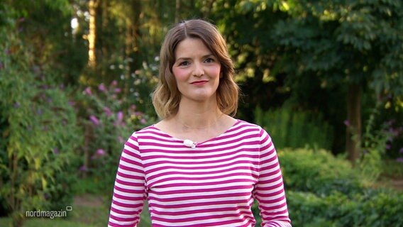 Frauke Rauner moderiert das Nordmagazin, heute aus einem Garten. © Screenshot 