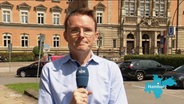 NDR-Reporter Heiko Sander berichtet live aus Hamburg. © Screenshot 
