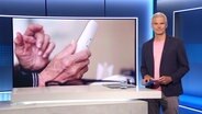 Moderator Thorsten Schröder im Studio. © Screenshot 