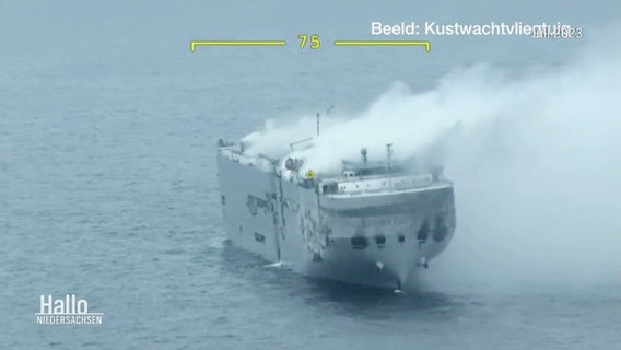 Ein qualmender Frachter auf dem Meer. © Screenshot 