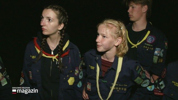 Verschiedene Teams treten beim traditionellen Nachlauf im Rahmen des Pfadfinderlagers der dänischen Minderheit in Tydal gegeneinander an. © Screenshot 