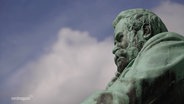 Eine Statue von Fritz Reuter. © Screenshot 