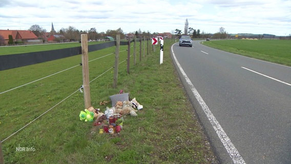 Eine Unfallstelle am Straßenrand - mit Blumen und Erinnerungsstücken. © Screenshot 