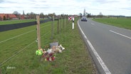 Eine Unfallstelle am Straßenrand - mit Blumen und Erinnerungsstücken. © Screenshot 