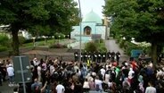 250 Menschen beten vor geschlossener Moschee in Hamburg. © Screenshot 